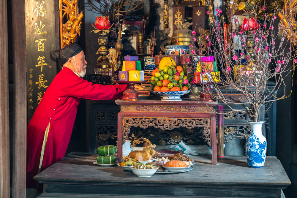 Trang hoàng bàn thờ phụng là truyền thống của người Việt