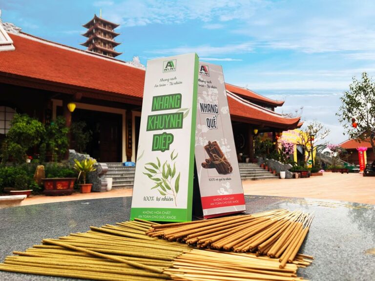 Nhang hương là vật phẩm gắn liền với tín ngưỡng thờ phụng