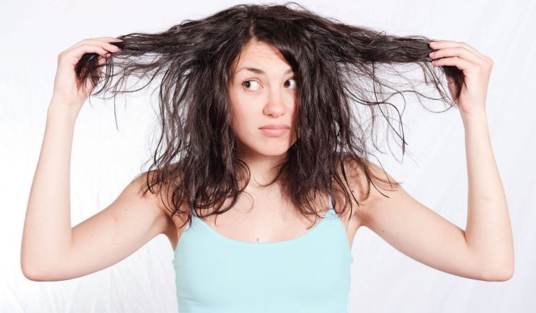 Tóc dầu gây khó chịu